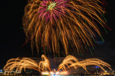 2025''臨港時(shí)刻·時(shí)光之戒''光影煙花秀，滴水湖畔繼續(xù)相約！